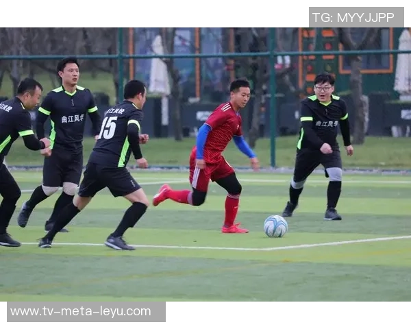 尽情享受足球装备带来的激情与乐趣,让每一次比赛都充满活力与挑战